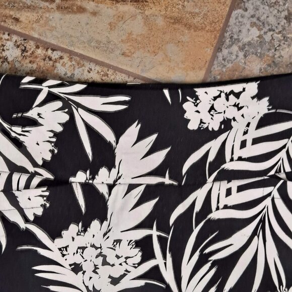 S.C.&Co. Size Medium Black White Skort Floral Leaves Pull On Style Front Pockets - Picture 4 of 9